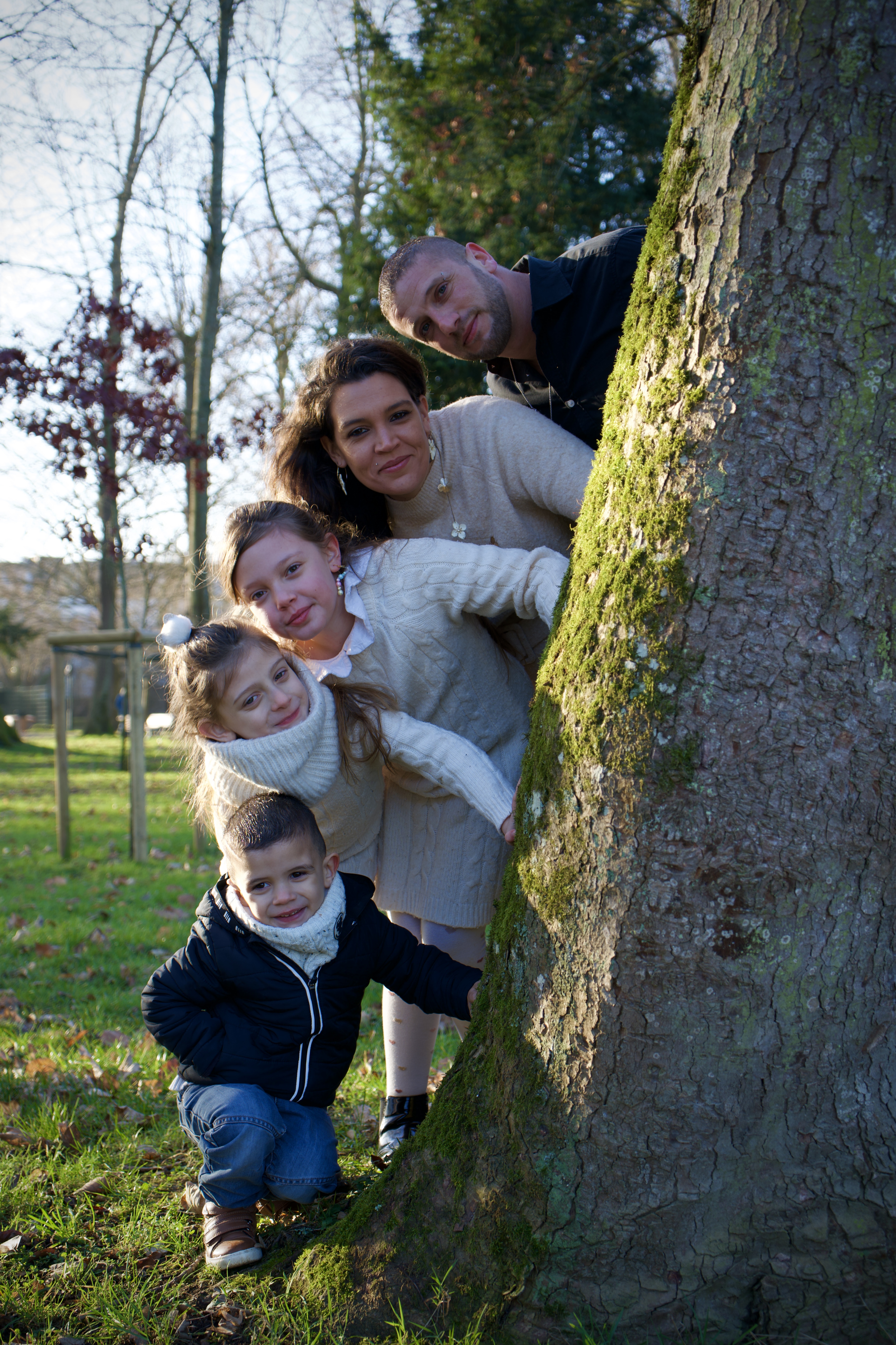 Famille autour d'un arbre
