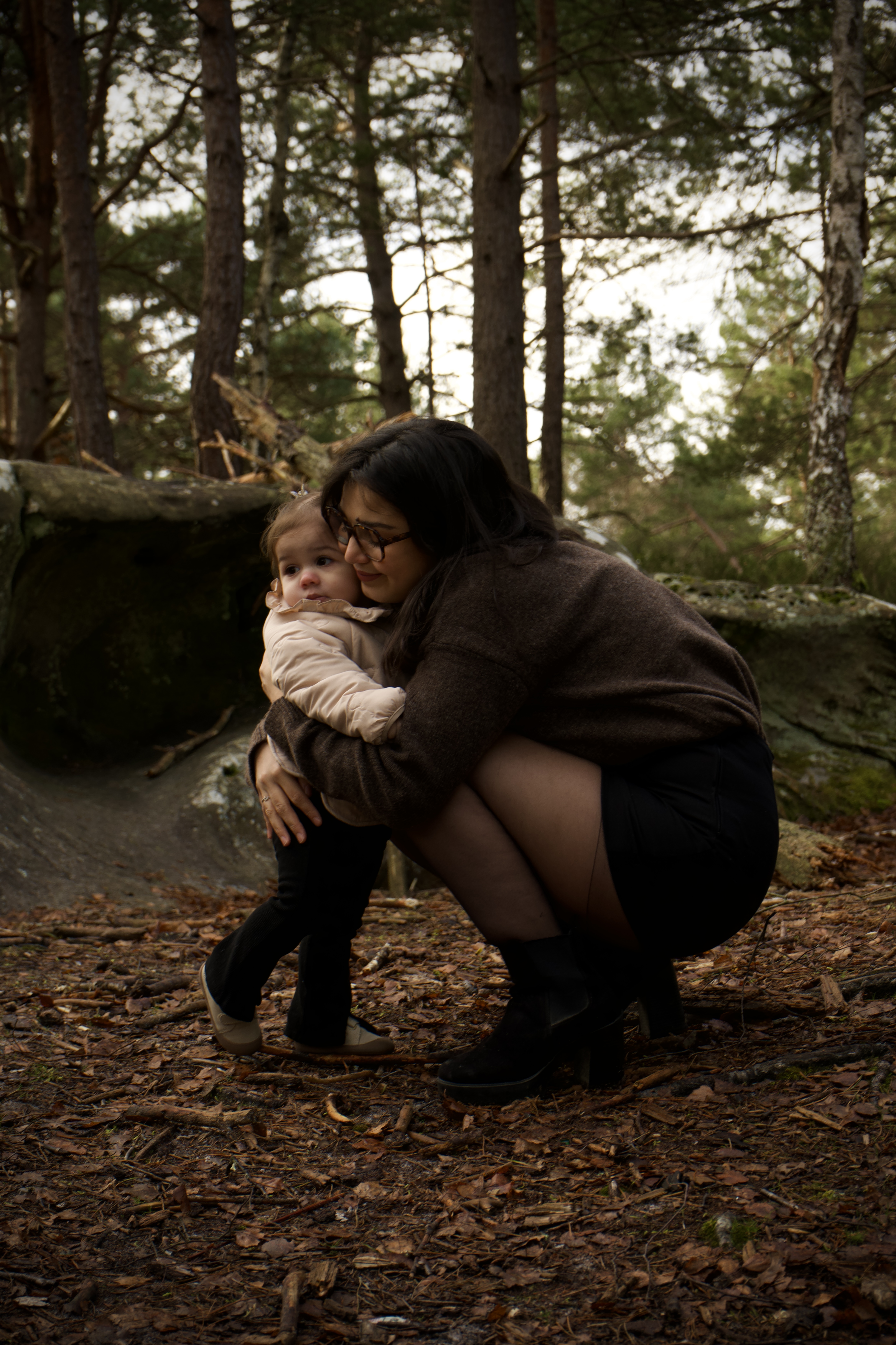 Maman et bébé en forêt